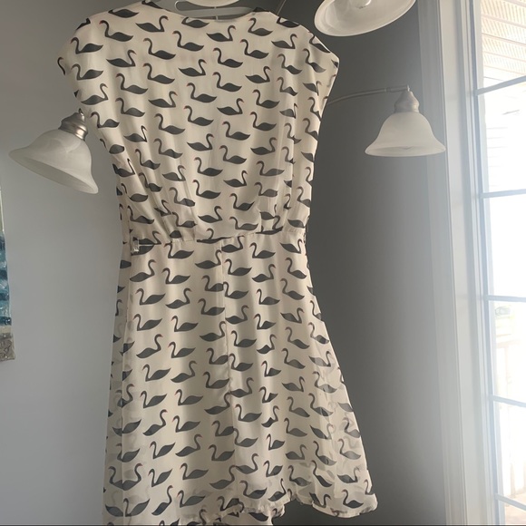 •Great condition black swan dress• - Picture 3 of 3